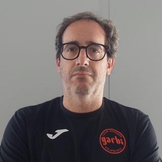 El Club Handbol Garbí presenta els equips de la temporada amb un mercat “vintage” de roba històrica