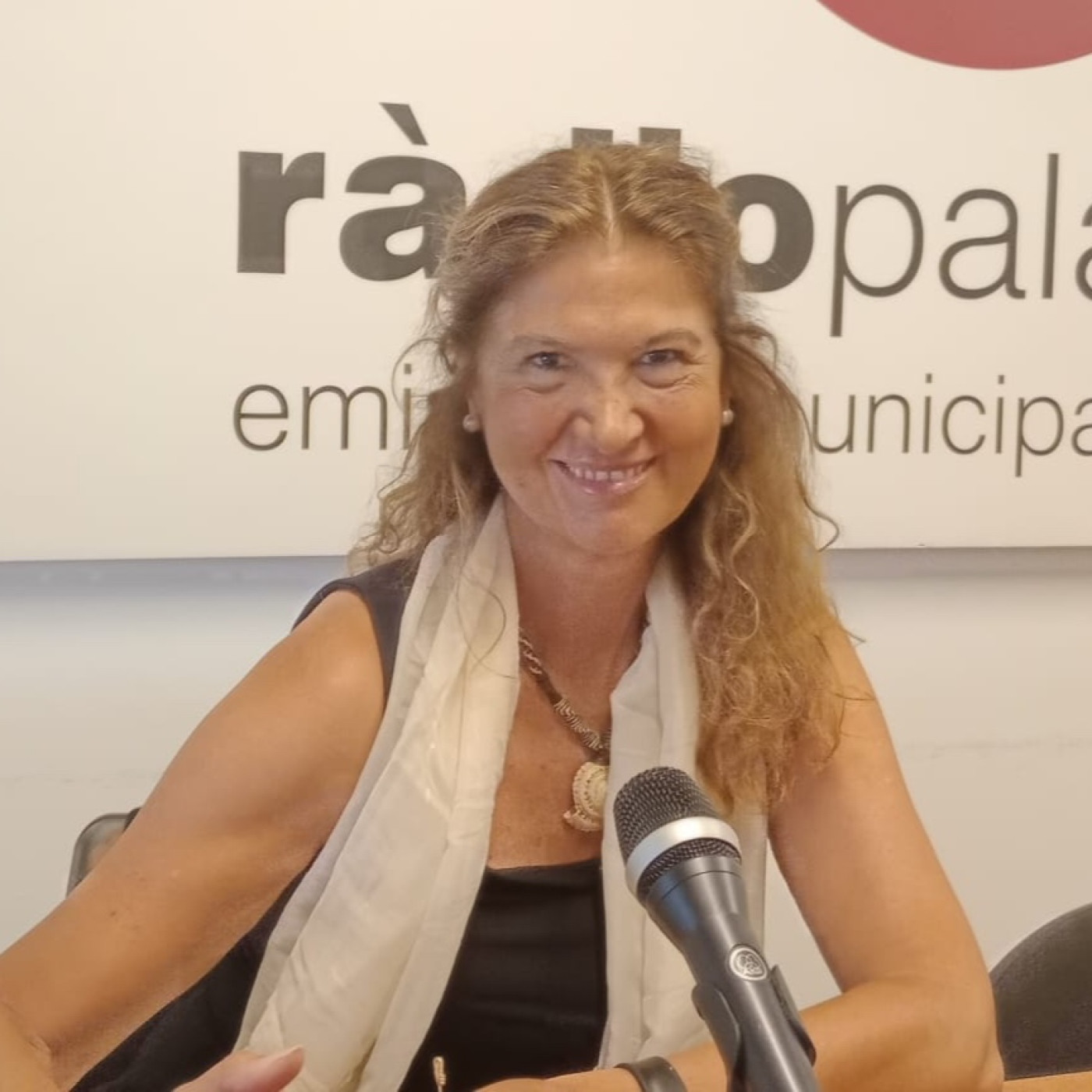 L'artista Cristina Arias ha exposat les seves obres fetes amb la tècnica "Ocean art" a Calella de Palafrugell episode artwork
