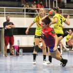Miquel Garcia i el sènior femení B de l'Handbol Garbí